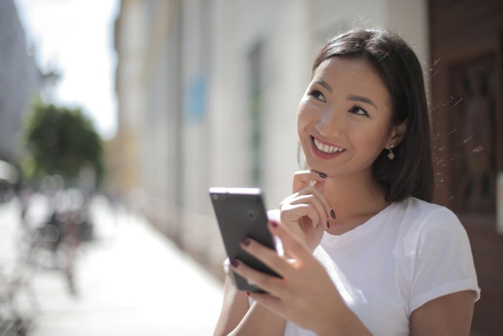 考える女性