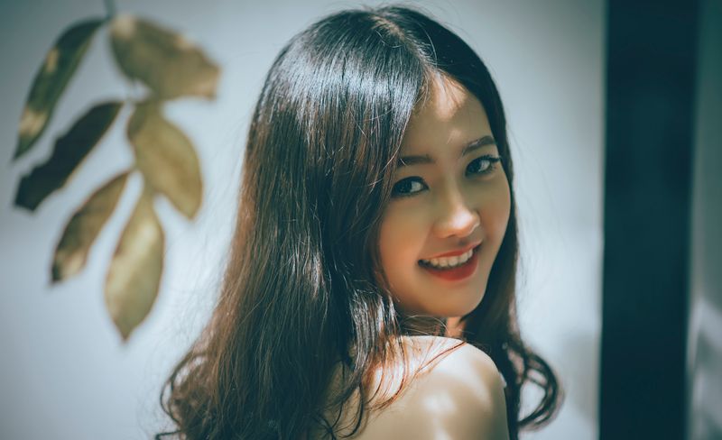 ロングヘアで笑顔が素敵なアジア系女性