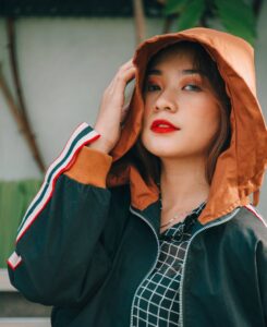 トレンディなパーカーを着たファッショナブルな若い女性