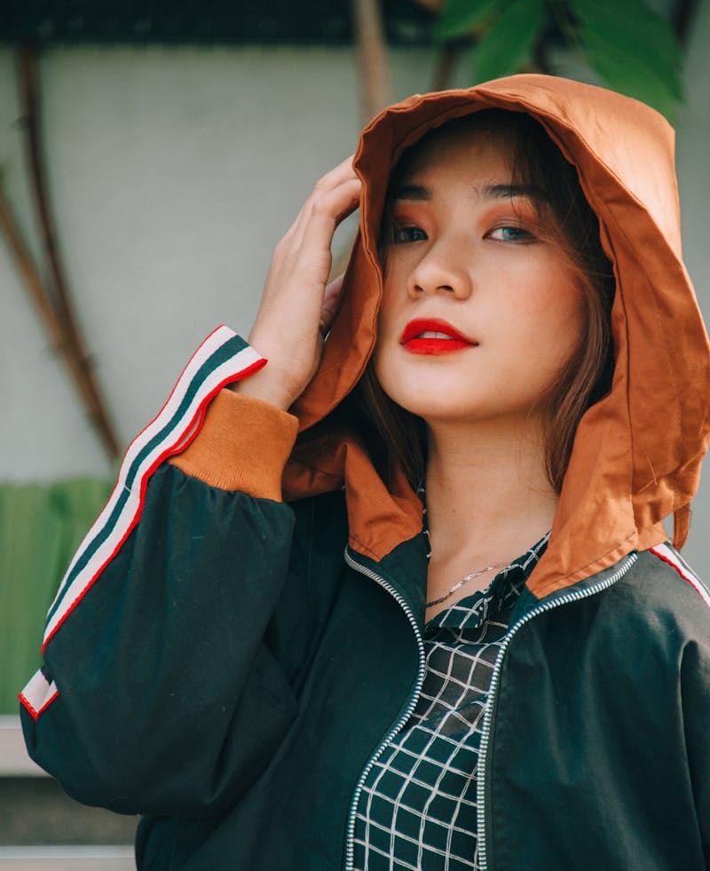 トレンディなパーカーを着たファッショナブルな若い女性